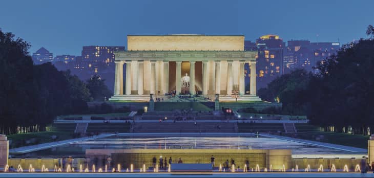 view of the Lincoln Memorial at night